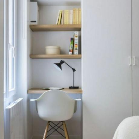 Piccola scrivania integrata in ripiani bianchi con sedia bianca
