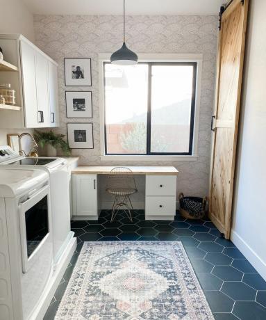 Une cuisine avec un revêtement mural en papier peint monochrome blanc et noir, un tapis exotique au décor de carreaux de sol hexagonaux