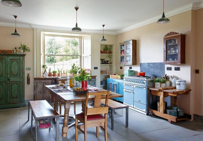 värvilised üksused vintage -inspireeritud köögis