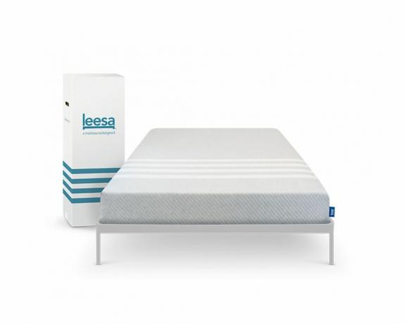 مرتبة Leesa الأصلية على السرير مع صندوق بجانبها