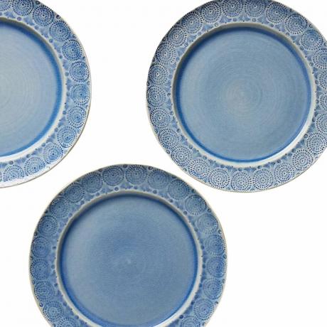 Набор из 4 голубых обеденных тарелок с тонким узором.