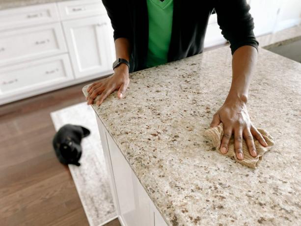 čiščenje pulti: kako očistiti granitne pulti