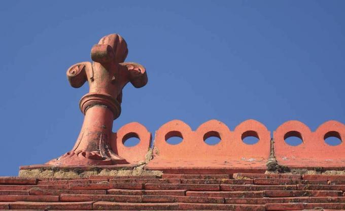 빅토리아 시대 지붕의 테라코타 능선 타일