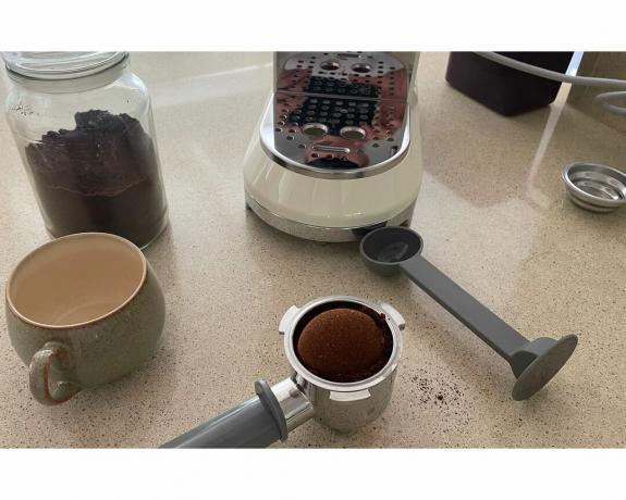 Tilberedning av espresso med malt kaffe i glasskrukke og tampeverktøy