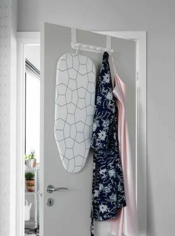 een JALL strijkplanktafel van Ikea hangend aan de deur hangende opberger met kamerjas