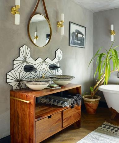 Prostorna kopalnica Ellie Rowley-Conwy je mešanica sodobnih zaključkov in eksotičnih pridihov.