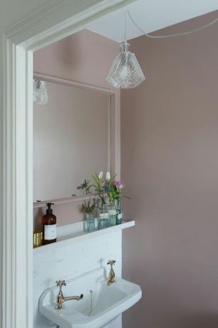 Kis rózsaszín fürdőszoba