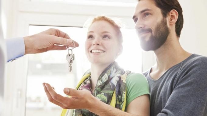 jeune couple reçoit les clés de leur nouvelle maison