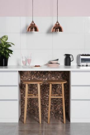 Барні стільці на кухні з золотими плитками за оригінальним стилем