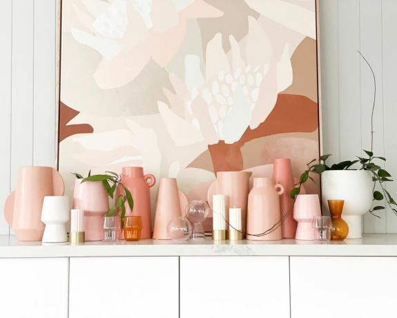 Skupina moderních sochařských váz v růžových a růžových odstínech