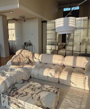 Un divano bianco in un piccolo soggiorno