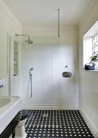 검은색과 흰색 바닥이 있는 Devon & Devon의 wetroom