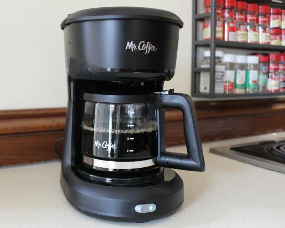 Close-up van Mr. Coffee 5-kops druppelfilterkoffiezetapparaat naast kruidenrek in de keuken