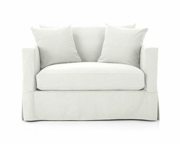 Une chaise-lit recouverte de glissement blanc