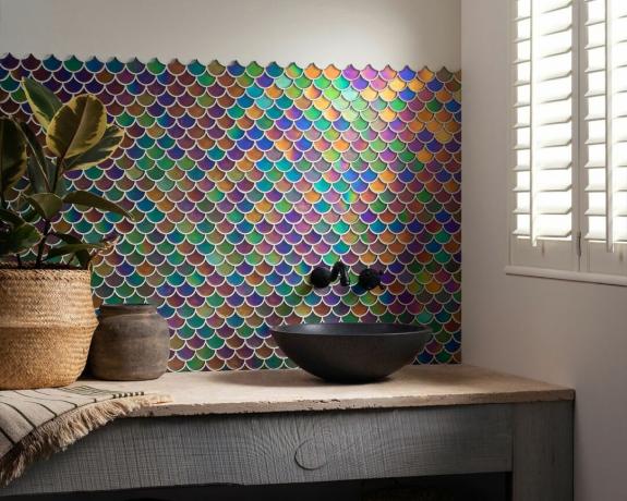 Värikkäiden kampasimpukoiden muotoiset kylpyhuonelaatat, alkuperäiseltä tyyliltä