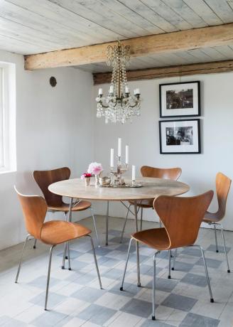 غرفة طعام خشبية ومعدنية في المنزل السويدي