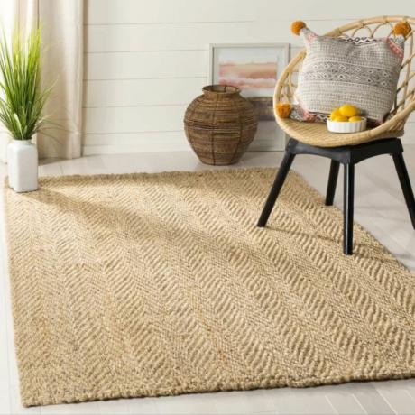 Un tappeto di iuta naturale in uno spazio abitativo