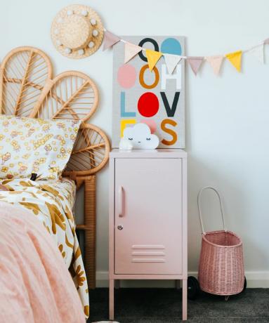 おもちゃの収納のアイデア：マスタードメイドによる子供の寝室の赤面ピンクの短いロッカーのデザイン