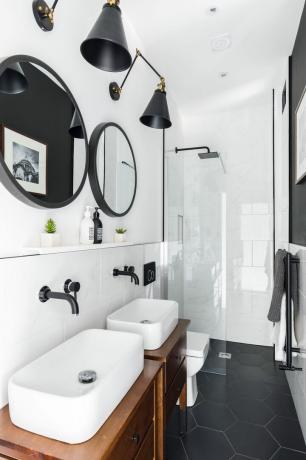 biała łazienka z czarnymi akcentami sfotografowana przez Chrisa Snooka