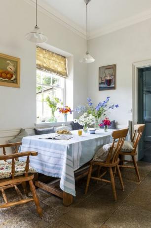tavolo cucina con panno blu in lavanderia rinnovata