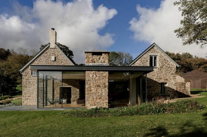 Селска къща със стъклено разширение