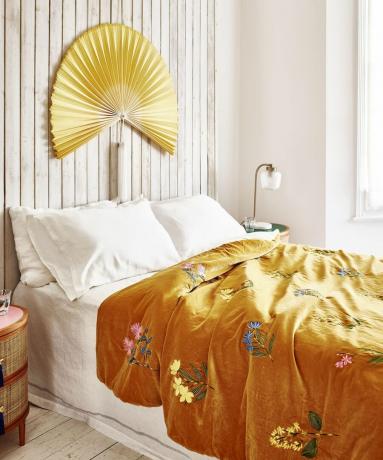 ผ้าคลุมเตียงปักลายดอกไม้โดย Oliver Bonas