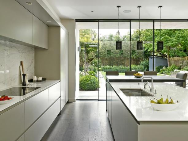 cucina abitabile open space con grandi ante a soffietto di Brayer design