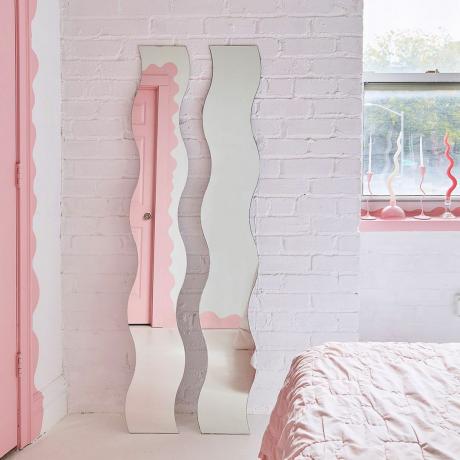 ピンクのアクセントと装飾が施されたピンクの寝室