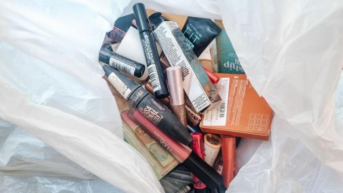 Make-up in einem Müllbeutel