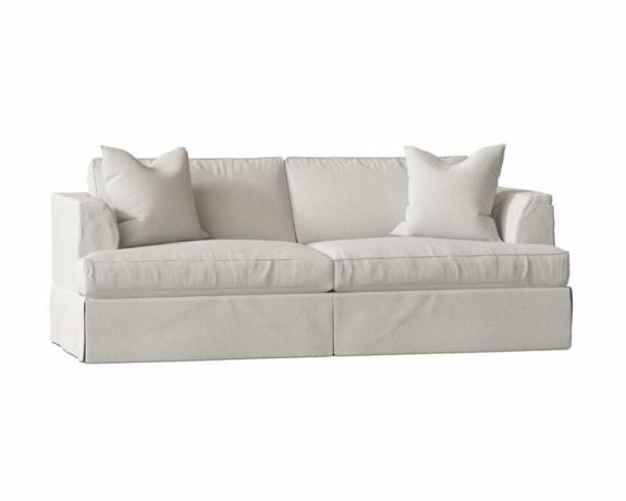 Un divano letto con fodera bianca