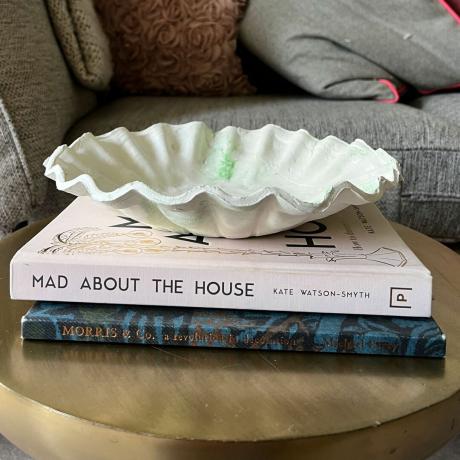 Anthro-achtige doe-het-zelf ruffle bowl-podia op ronde salontafel met boeken
