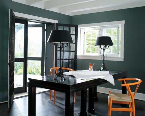 Oficina en casa negra, gris y naranja de Benjamin Moore