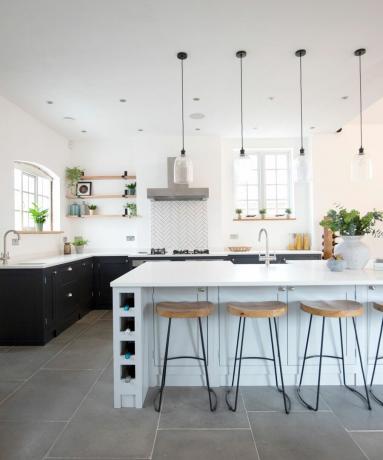 Κουζίνα ανοιχτό και σκούρο χρώμα σε αντίθεση με απαλό μπλε νησί και σκούρα ντουλάπια