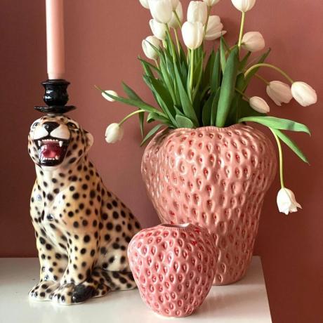 Vaza s jagodama s tulipanima i leopardom pored 