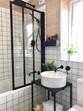 Crittal stiliaus dušo ekranas su baltu kriaukle ir matiniu juodu šviestuvu