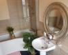DIYer muuttaa beigenvärisen kylpyhuoneen värisuojauksella