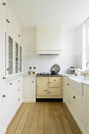 pieni shaker -tyylinen keittiö, jossa on arger ja valkoinen värimaailma
