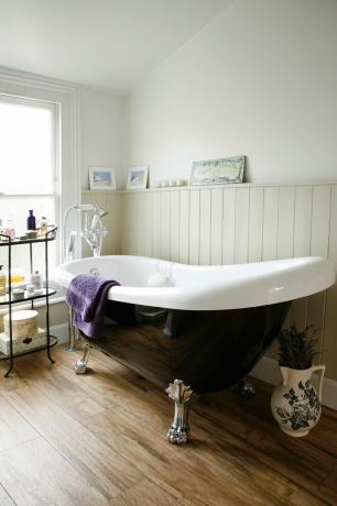Banheira roll-top da Bath Empire, com acessórios e acessórios da Victorian Plumbing