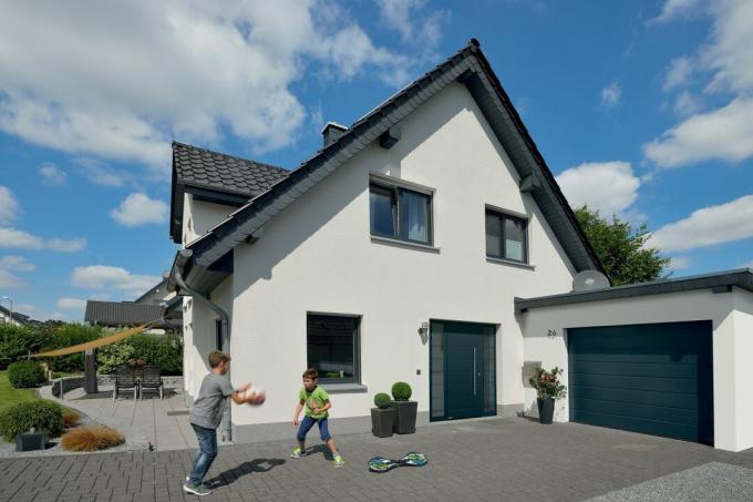 бял къща със сив гараж от Hörmann UK