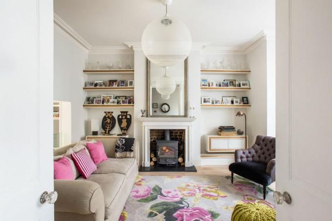 sala de estar de cores claras com detalhes em rosa fotografada por Polly Eltes