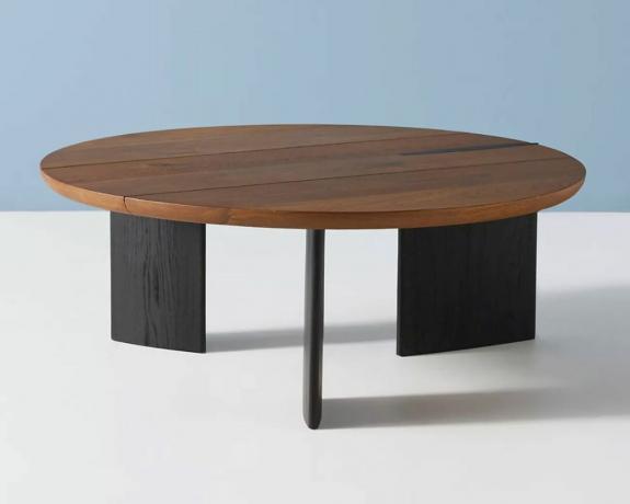 Un tavolino in legno massello con gambe larghe in legno