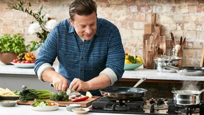 Pentole Jamie Oliver: Jamie Oliver in cucina con il proprio fornello