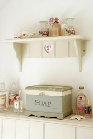 shelf_soap_box_vintage_details_cabinets