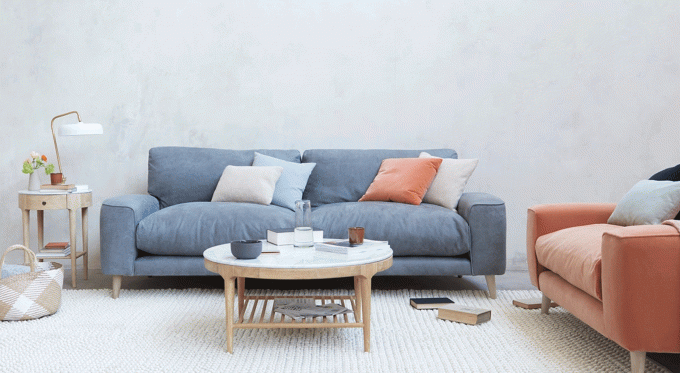 sofa loaf warna biru dengan bantal bertebaran
