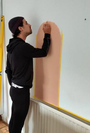 एक DIY दीवार मेहराब पेंटिंग