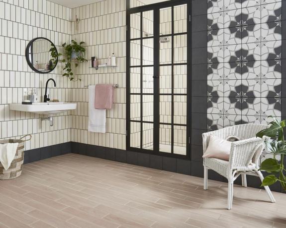 חדר אמבטיה עם אריחי קיר ומקלחת לבנים שונים על ידי קירות ורצפות