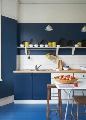 Bucătărie pictată în Farrow și Ball Stiffkey Blue