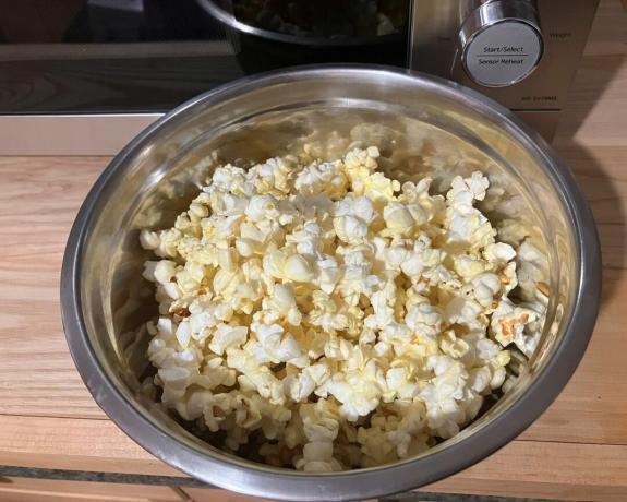 Preparare i popcorn nella Panasonic da 1,4 piedi cubi. Microonde inverter abilitato Alexa