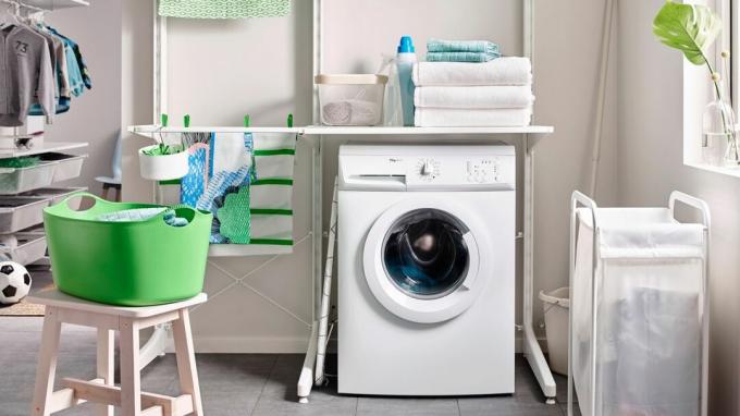 Veļas telpa ar veļas mazgājamo mašīnu un veļas mazgātava Ikea