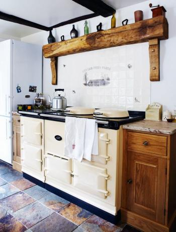 Grande fogão Aga na cozinha de uma casa de fazenda em Yorkshire